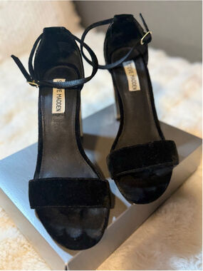 Preowned,Steve Madden Carrson black and gold strappy sandals, size 8.5